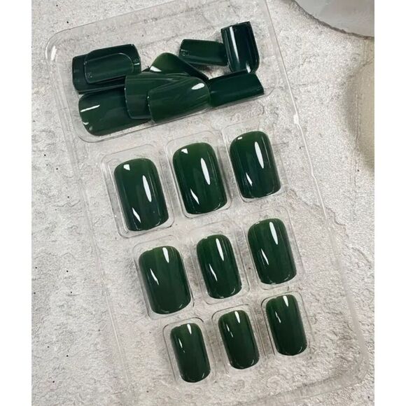 24-Piece Set of Deep Green Glossy Square Shape Press-On Nails - Picture 2 of 4